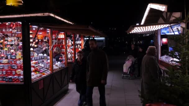 Οικογένεια Καροτσάκι Μωρού Που Επισκέπτεται Χριστουγεννιάτικη Αγορά — Αρχείο Βίντεο