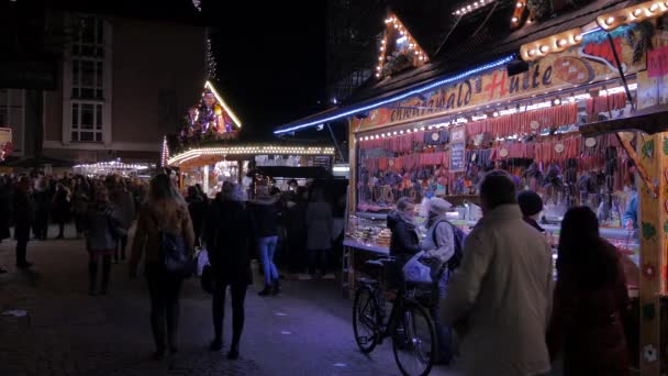 Spaziergang Einem Fleischstand Auf Dem Frankfurter Weihnachtsmarkt — Stockvideo