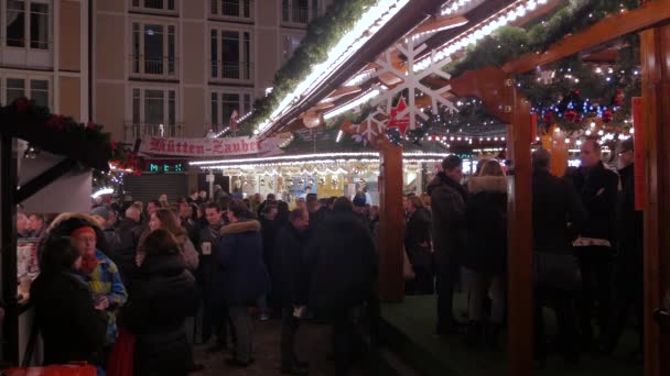 Stojąc Rozmawiając Targu Świątecznym Frankfurcie — Wideo stockowe