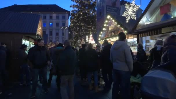 Toeristen Lokale Bevolking Kerstmarkt — Stockvideo