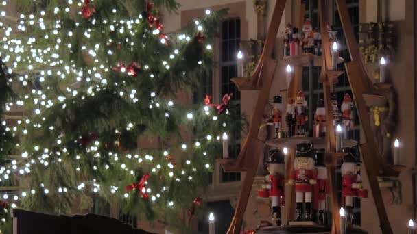 Holzspielzeug Dreht Sich Der Nähe Eines Weihnachtsbaums — Stockvideo