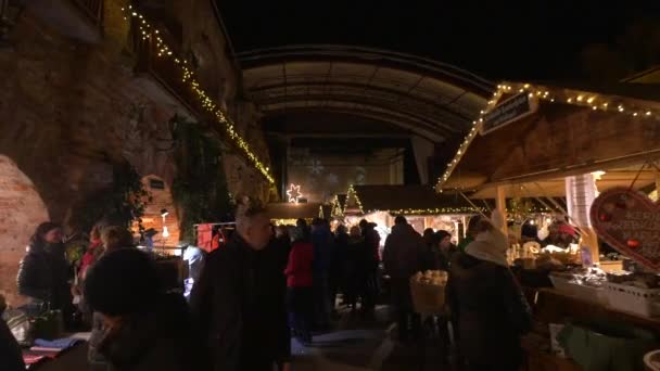 Aufsteirer Weihnachtsmarkt Mit Besuchern — Stockvideo