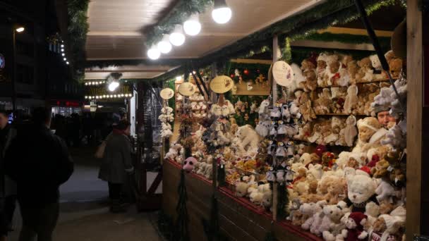Kraam Met Speelgoed Een Kerstmarkt — Stockvideo