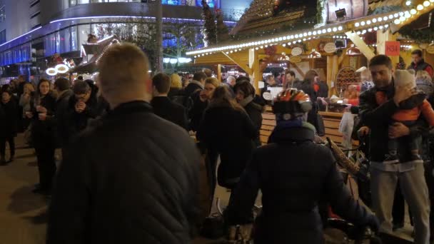 Nachtwandeling Een Kerstmarkt — Stockvideo