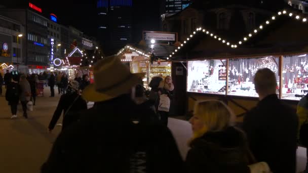 走在圣诞市场的街头摊位上 — 图库视频影像