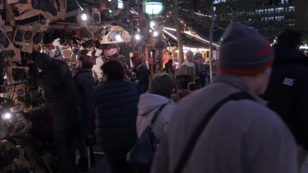 Kraam Met Houtsnijwerk Souvenirs Een Kerstmarkt — Stockvideo