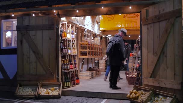 Butelki Wina Sklepie Winami Jarmarku Bożonarodzeniowym — Wideo stockowe