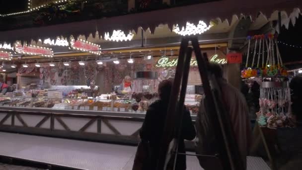 Straßenstand Mit Süßigkeiten Auf Dem Weihnachtsmarkt — Stockvideo