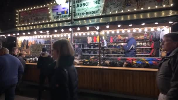 Kraam Met Leren Handschoenen Een Kerstmarkt — Stockvideo