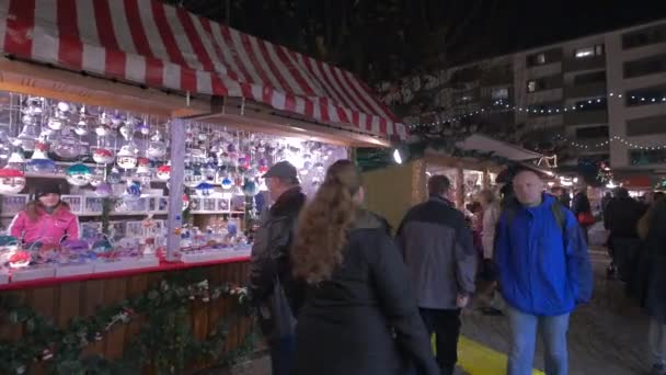 クリスマスマーケットでグローブと屋台 — ストック動画