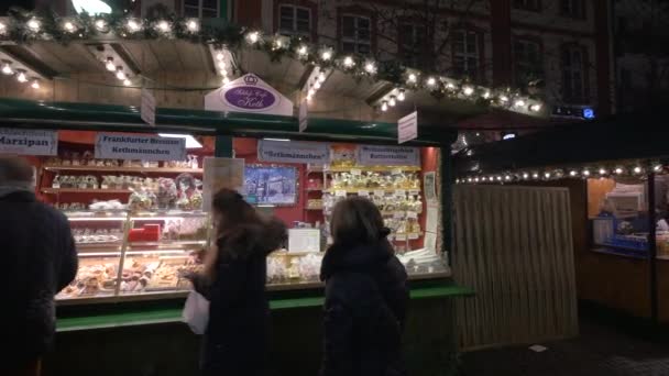Essens Und Süßwarenstände Auf Dem Weihnachtsmarkt — Stockvideo