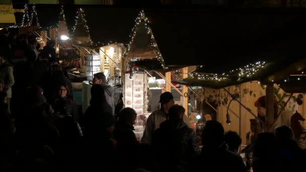 Stände Und Menschen Auf Dem Weihnachtsmarkt — Stockvideo