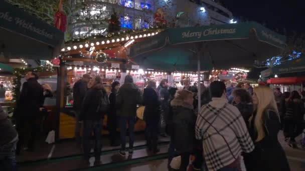 Gente Los Puestos Comida Mercado Navidad — Vídeos de Stock