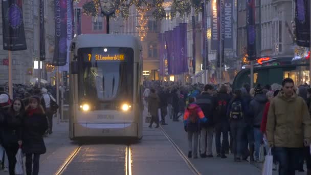 Tram Nummer Beweegt Straat — Stockvideo