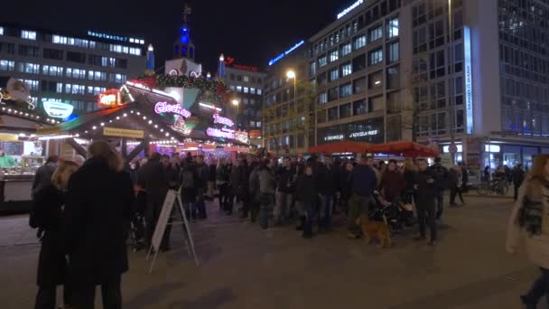 Toeristen Een Kerstmarkt Frankfurt — Stockvideo