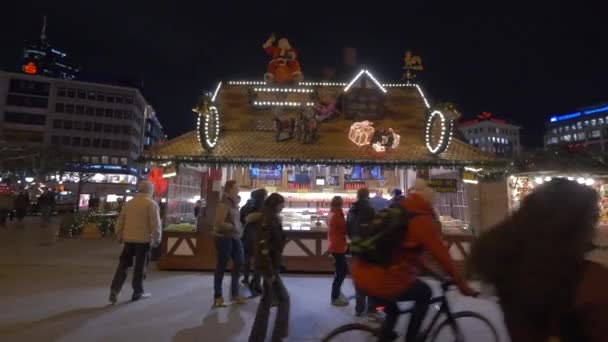 프랑크푸르트의 안데르하우 광장에 식품가게 — 비디오