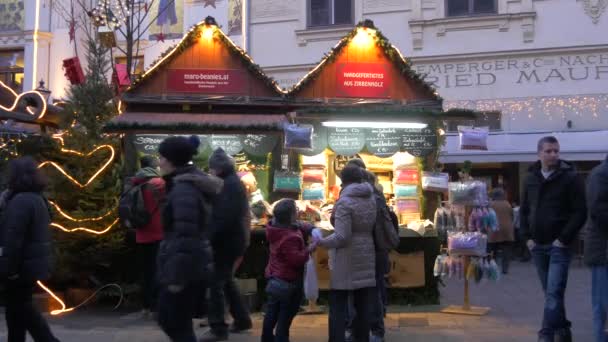 在圣诞市场散步的游客 — 图库视频影像