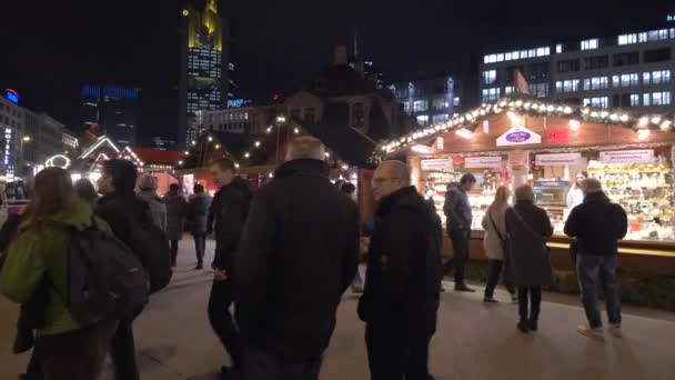 Посещение Рождественского Рынка Франкфурте — стоковое видео