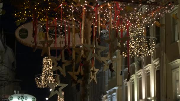 Sokakta Asılı Duran Noel Süslemeleri Yıldızları — Stok video