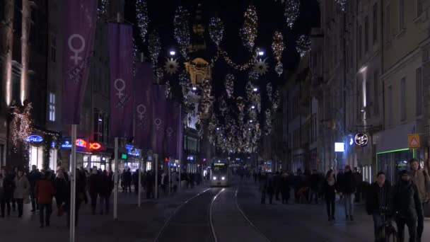 Tram Dirigindo Cidade Noite — Vídeo de Stock