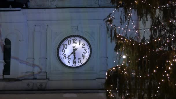 壁の時計の隣のクリスマスツリー — ストック動画