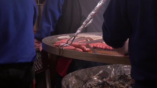 Μαγείρεμα Λουκάνικων Στάβλο Φαγητού — Αρχείο Βίντεο