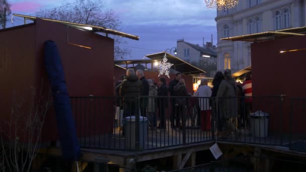 Spaziergang Auf Einem Kleinen Weihnachtsmarkt — Stockvideo