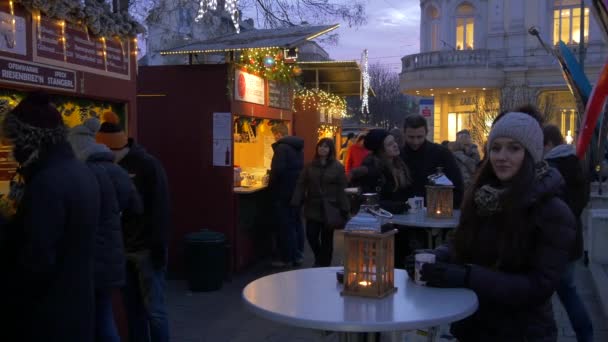 Mensen Drinken Punch Kerstmarkt — Stockvideo