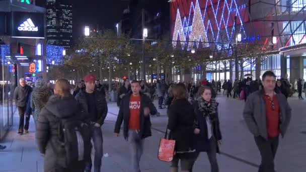 Spaziergang Vor Dem Zeil Einkaufszentrum — Stockvideo