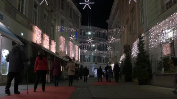 Vista Inclinada Una Calle Con Luces Navidad — Vídeos de Stock