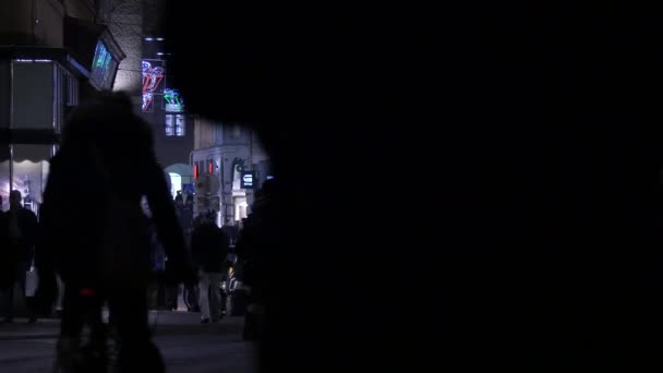 在夜晚看到的街上的圣诞灯 — 图库视频影像