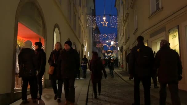 Gente Caminando Por Una Calle Navidad — Vídeos de Stock