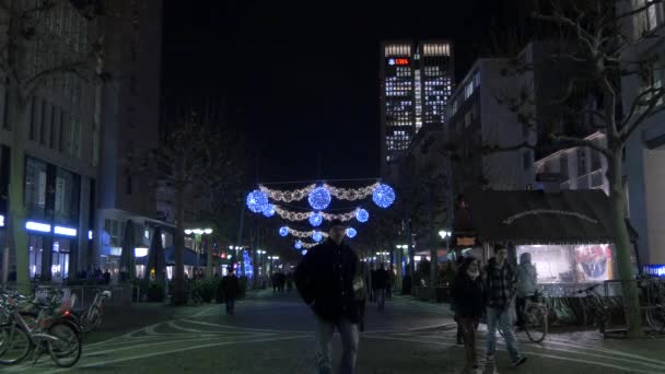 Caminando Por Estrecho Groe Bockenheimer — Vídeo de stock