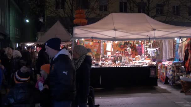 Gedrängter Bereich Auf Dem Weihnachtsmarkt — Stockvideo