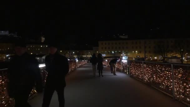 Makartsteg Bro Med Hänglås Och Julbelysning — Stockvideo