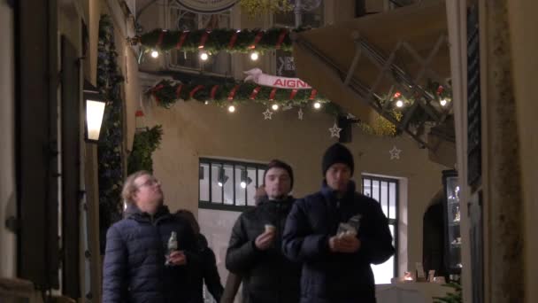 在萨尔茨堡圣诞节的时候走在街上 — 图库视频影像