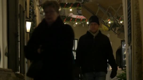 Tilt Van Een Straat Met Kerstslingers — Stockvideo