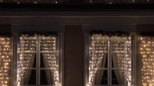 Ventanas Con Luces Navidad Por Noche — Vídeo de stock