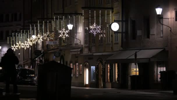 Weihnachtsdekoration Auf Einer Straße Der Nacht — Stockvideo