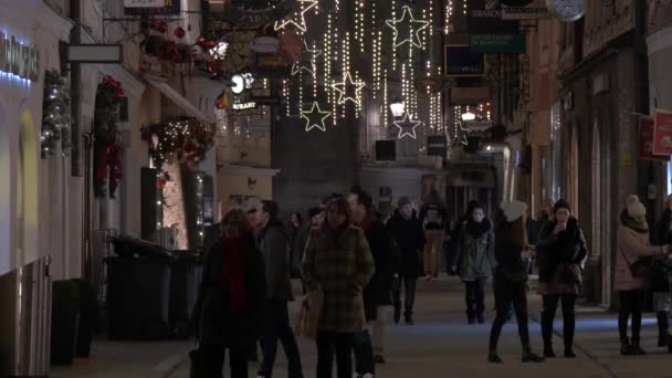 People Walking Decorated Street Salzburg — Αρχείο Βίντεο