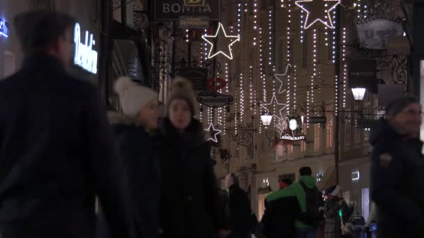 Geceleyin Noel Süslemeleri Altında Yürümek — Stok video