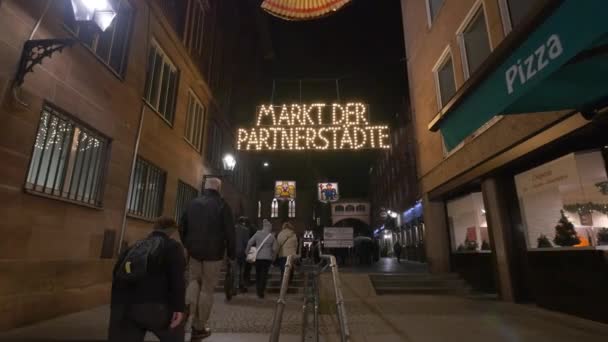 Menschen Auf Dem Weg Zum Weihnachtsmarkt Nürnberg — Stockvideo