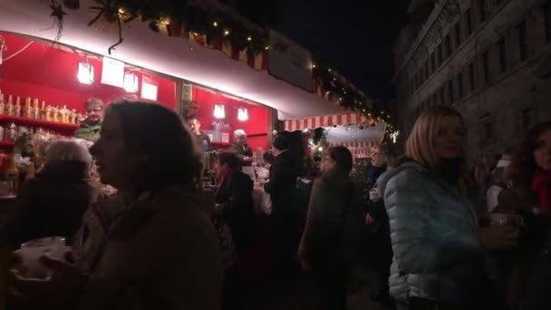 Touristen Einem Weihnachtsstand — Stockvideo