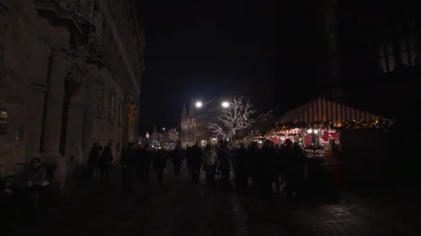 Толпа Киосков Рождественском Рынке — стоковое видео
