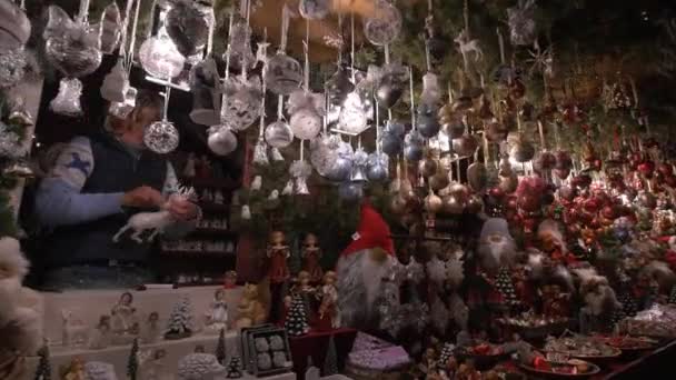 Kerstbollen Decoraties Een Kerstmarkt — Stockvideo