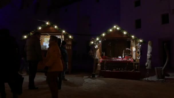 Wandelen Bij Kraampjes Een Kerstmarkt — Stockvideo