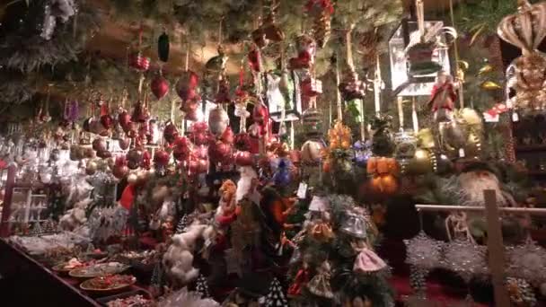 圣诞市场上有圣诞球的摊位 — 图库视频影像