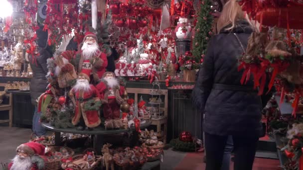 Adornos Rojos Mercado Navidad — Vídeos de Stock