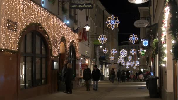 Linzer Straat Met Kerstversiering Salzburg — Stockvideo