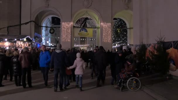 在萨尔茨堡的圣诞市场散步 — 图库视频影像
